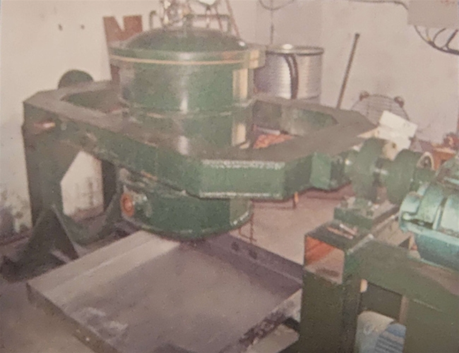 Vacuum ball mill